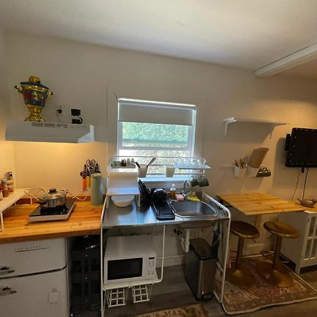 Petite Guesthouse With Kitchenette And Private Bathroom レイク・イザベラ エクステリア 写真